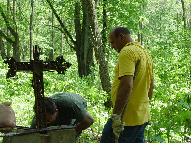 Przej�cie uczestnik�w przez le�ny teren dawnej wsi.