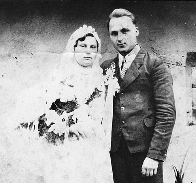 Franciszka Jab�o�ska i Micha� Osiowy, fotografia �lubna. Besarabia, 1943 rok.