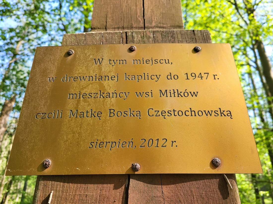 Tabliczka na krzy�u upami�tniaj�ca kaplic� rzymskokatolick� w Mi�kowie