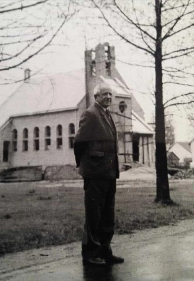 Stanisław Cybulski przy budowanym kościele w Futorach