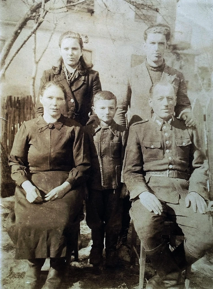 Na zdjęciu rodzinnym Anna , w środku Mieczysław, z prawej Jan Szydłowski w mundurze leśnika . U góry z lewej córka Emilia, z prawej syn Jan