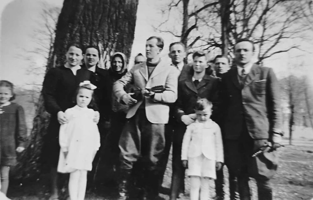 Chrzest święty Zofii i Jana Bogdana Maślanków. Oleszyce 1947. W centrum zdjęcia z instrumentem muzycznym - Stanisław Cybulski chrzestny Zosi