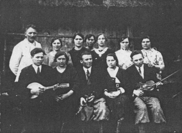 Mieszkańcy Miłkowa na archiwalnej fotografii