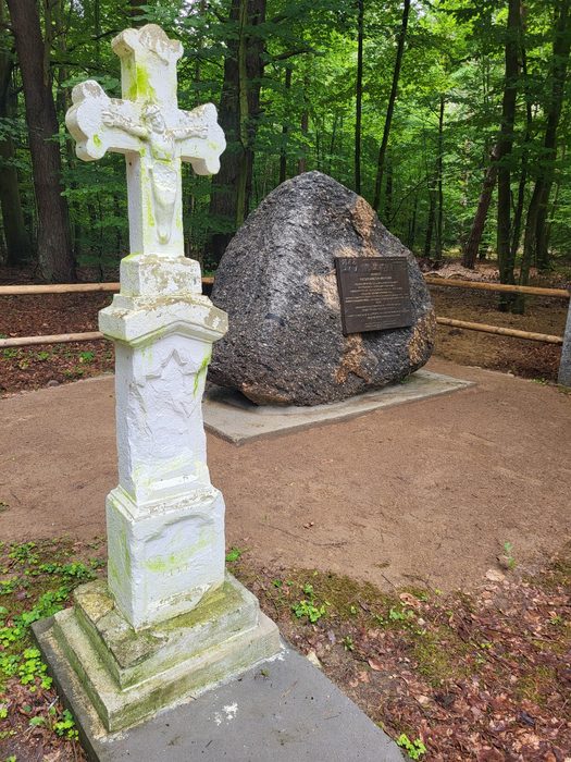 Kamienny krzy� i kamie� pami�ci