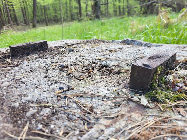 Pozosta�o�� fundamentu wie�y obserwacyjnej � detal metalowych mocowa� w&nbsp;Hucie Mi�kowskiej