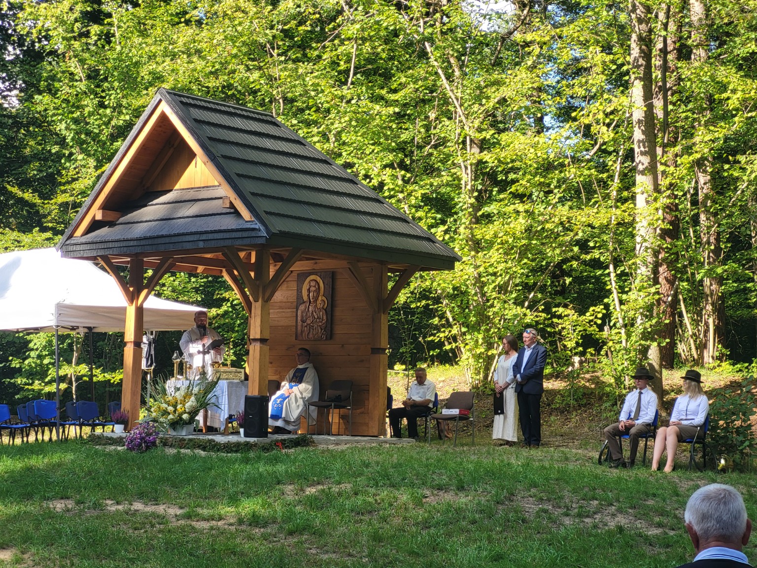 Ołtarz przygotowany przy miłkowskiej kapliczce.