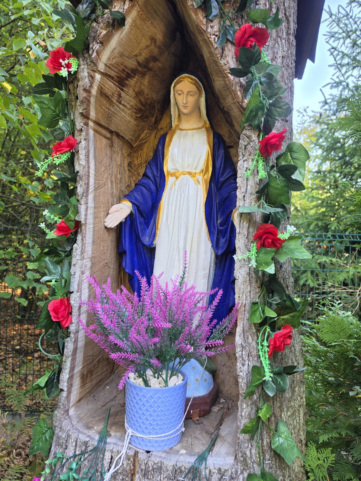 Figura Matki Bożej w niszy kapliczki przy leśniczówce Zabiała