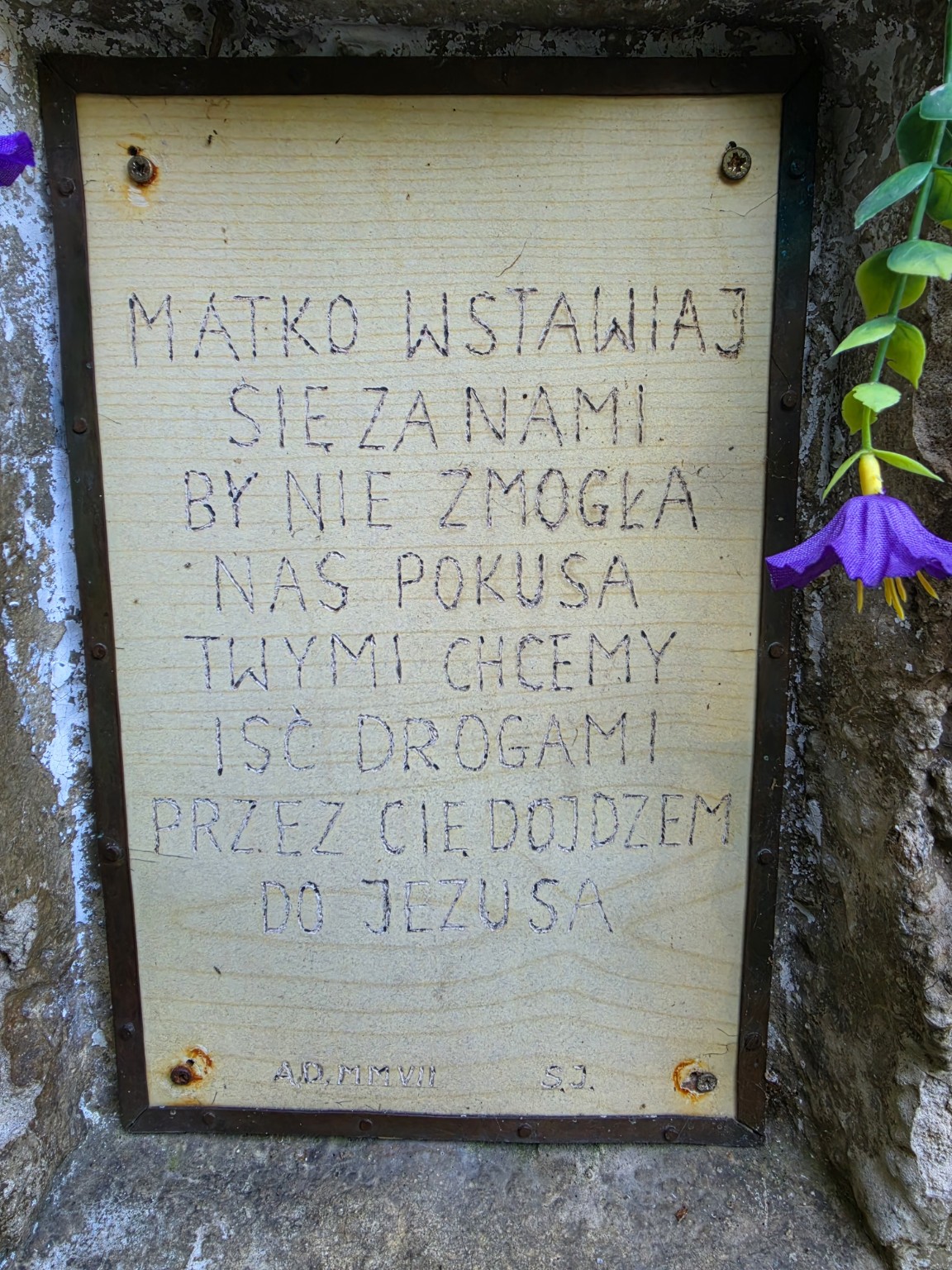 Tabliczka z modlitwą do Matki Bożej na kapliczce przy leśniczówce Zabiała