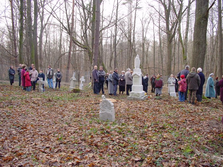 Poświęcenie cmentarza w Miłkowie — 23.11.2003 r.