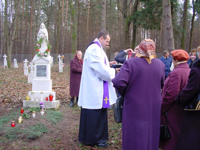 Poświęcenie cmentarza w Miłkowie — 23.11.2003 r.