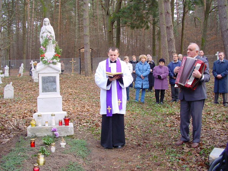Poświęcenie cmentarza w Miłkowie — 23.11.2003 r.