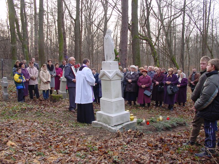 Poświęcenie cmentarza w Miłkowie — 23.11.2003 r.