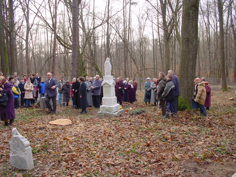 Poświęcenie cmentarza w Miłkowie — 23.11.2003 r.