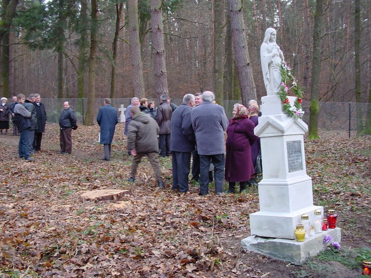 Poświęcenie cmentarza w Miłkowie — 23.11.2003 r.
